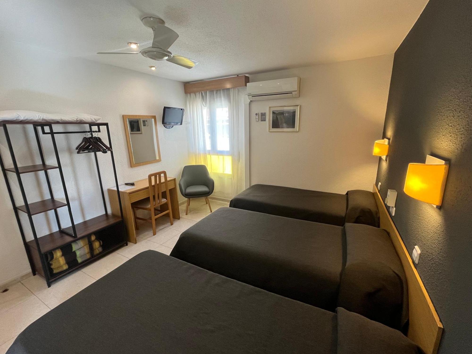 Hostal Tarres Anglés Εξωτερικό φωτογραφία