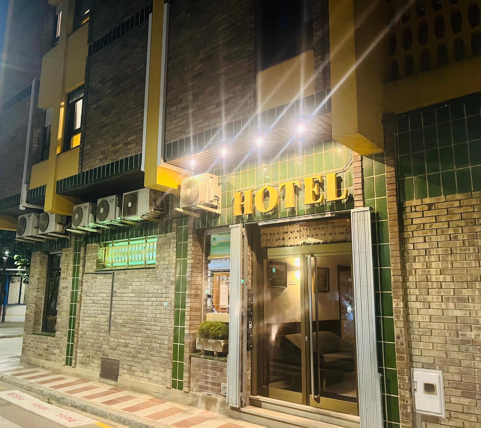 Hostal Tarres Anglés Εξωτερικό φωτογραφία